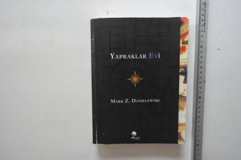 Yapraklar Evi – Mark Z. Danielewski , Monokly Edebiyat , 766 s.