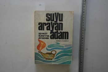 Suyu Ayaran Adam , Şevket Süreyya Aydemir , Remzi Kitabevi , 475 s.  5. Baskı 1974