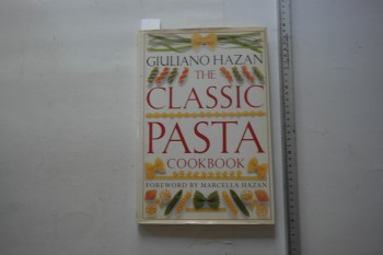 The Classic Pasta Cookbook – Giuliano Hazan , Dorling Kindersley , 160 s. (Ciltli Şömizli)