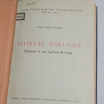 İstiklal Yolunda (Ciltli) - 1960 TTK Basımevi - Yazar: Ruşen Eşref Ünaydın - 126s.