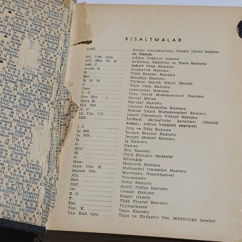 Notlu Sistematik Türk Kanunu Medenisi Borçlar Kanunu ve Alakalı Hususi Mevzuat ile Tevhidi İçtihat Kararları (Ciltli) - 1967 Hak Kitabevi - 790s.