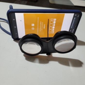 Plastik açılıp kapanabilen sanal gerçekçilik gözlüğü