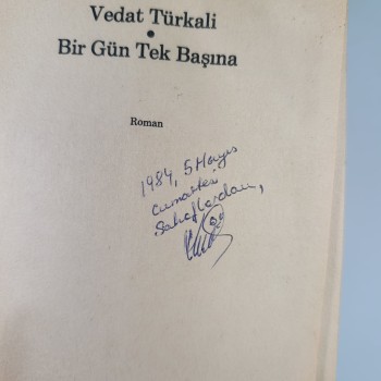 Bir Gün Tek Başına - Yazar İmzalı – Vedat Türkalı