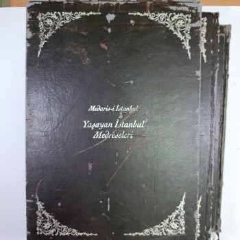 Medaris-i İstanbul (Kutulu, 2 Cilt Takım)