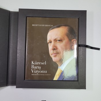 Küresel Barış Vizyonu - Recep Tayyip Erdoğan (Kutulu, Ciltli, Şömizli, Özel Baskı)