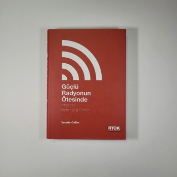 Güçlü Radyonun Ötesinde (Ciltli, Şömizli)