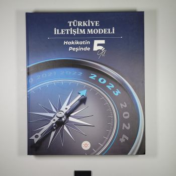 Türkiye İletişim Modeli Hakikatin Peşinde 5 Yıl (Ciltli)