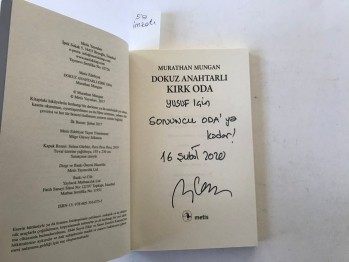 Dokuz Anahtarlı Kırk Oda-Murathan Mungan/Metis,2017,166 s.(imzalı)