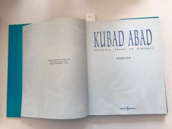 Kubad Abad Selçuklu Saray Ve Çinileri-Rüçhan Arık, Türkiye İş Bankası, 2000, 227 s. (Ciltli)