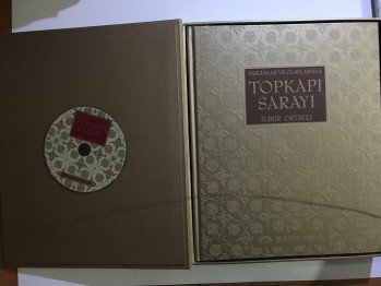 Mekanlar ve Olaylarıyla Topkapı Sarayı – İlber Ortaylı / (Ciltli, Kutulu) Bank Asya, 2007, 312 s. CD’li.