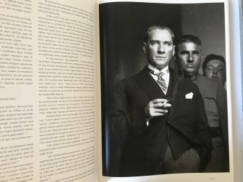Kemal Atatürk Değişim ve Uluslaşma Süreci - Bernard Lewis / Halil İnalcık (Ciltli) / Ertuğ & Kocabıyık, Milano, 1998, 157 s.