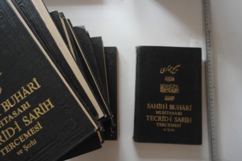 Sahih-i Buhari Muhtasarı Tecrid-i Sarih Tercümesi ve Şerhi – M. Cemal Sofuoğlu , Diyanet İşleri Yayınları , 13 Cilt