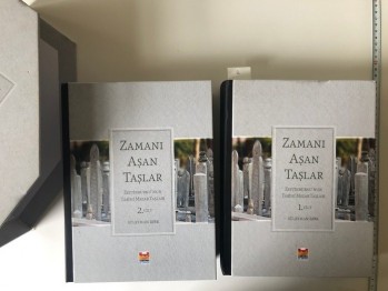 Zamanı Aşan Taşlar – Süleyman Berk , Zeytinburnu’nun Tarihi Mezar Taşları (2 Cilt Takım Kutulu)