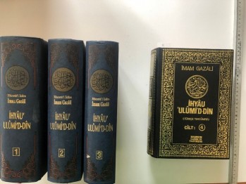 İhyau’ Ulumi’d-Din – Heccetü’l İslam (Cilt 1-2-3 Bedir Yayınevi, Cilt 4 Bilmen Basım ve Yayınevi)