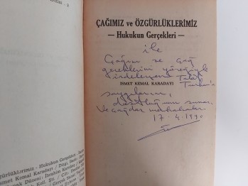 Çağımız ve Özgürlüklerimiz – İsmet Kemal Karadayı , YAZARINDAN  İMZALI  İTHAFLI ,  Gerçek Sanat Yayınları – 1990 , 96 s.