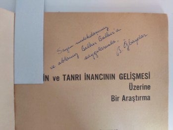 Din ve Tanrı İnancının  Gelişmesi Üzerine  Bir Araştırma  - Belma Özbaydar, YAZARINDAN  İMZALI  İTHAFLI , 1970 , 68 s.