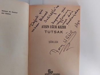 Tutsak Şiirler – Aysın Uğur Keser , YAZARINDAN  İMZALI  İTHAFLI , 62 s.