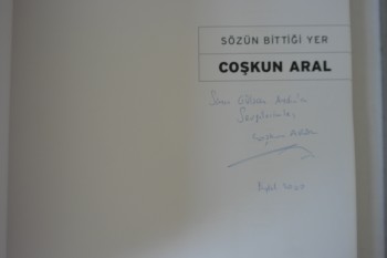 Sözün Bittiği Yer – Coşkun Aral  İMZALI (Ciltli), Om, 2000, 223 s.