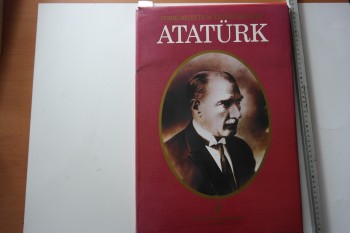 Cumhuriyet’in 70. Yıldönümü Anısı ATATÜRK – Mehmetr Özel , T.C. Kültür Bağanlığı 1993 , 112 s. (Ciltli Şömizli)