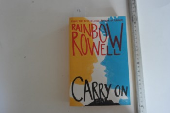 Carry On-Rainbow Rowell-Macmillan, 2015, 517 s.