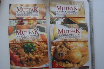 Mutfak Ansiklopedisi Çorbalar, Sebze ve Tavuk Yemekleri  1-2-3-4. Cilt / Medya Ofset – 272s. (Ciltli)
