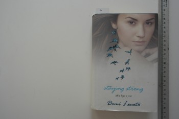 Staying Strong 365 Days a Year – Demi Lovato , Headline Press (Ciltli Şömizli)