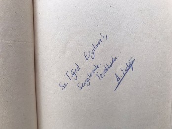 Kırmızı Pelerinli Kent – Aslı Erdoğan , Adam Yayınları , 137 s. (Yazar İmzalı)